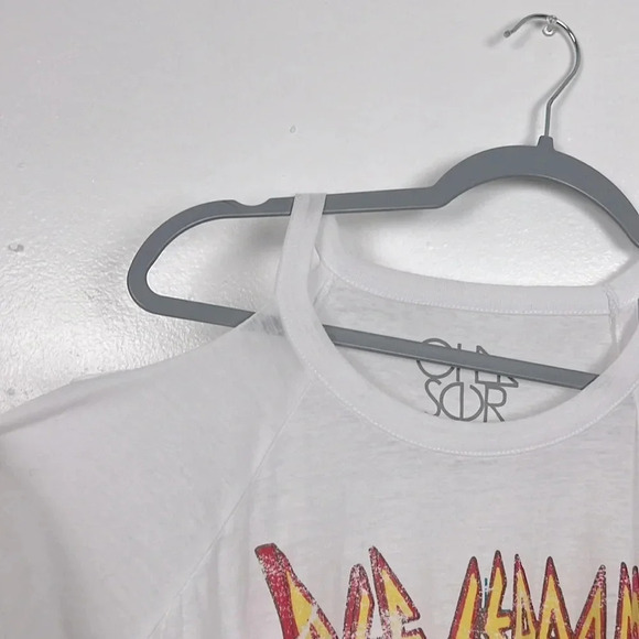 Chaser Women’s Small White Def Leppard Cold Shoulder Long Sleeve Top - Picture 5 of 7